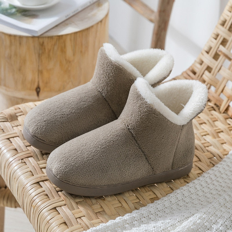Chaussons femme couleur café, design montant et moelleux