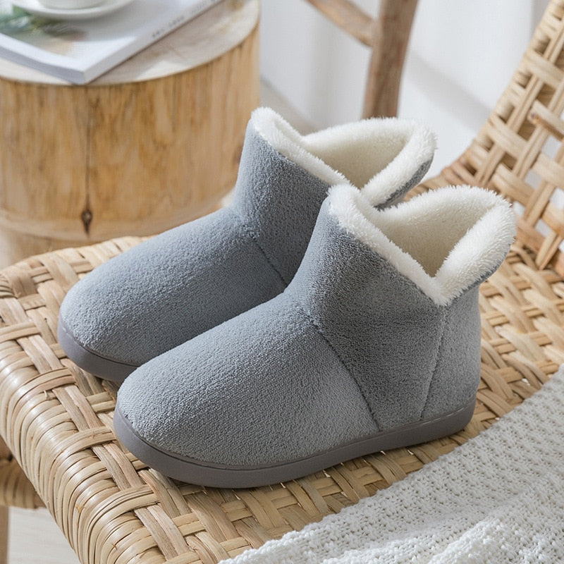 Chaussons confortables en mouton synthétique gris sur fond neutre