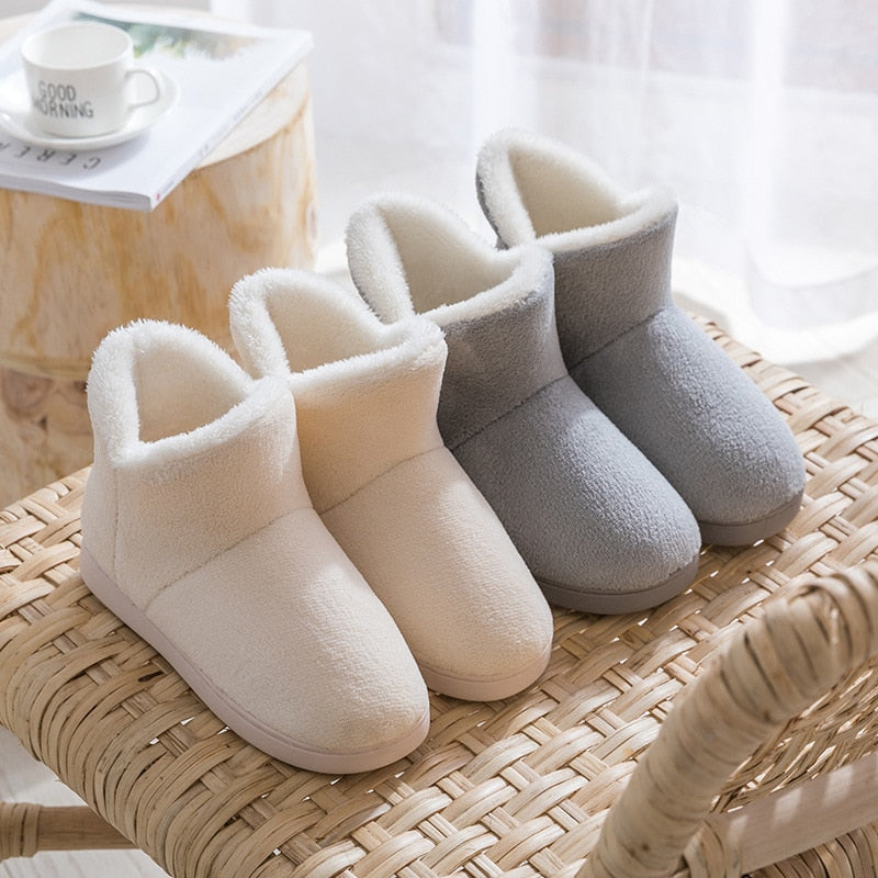 Chaussons gris en mouton synthétique avec intérieur blanc moelleux