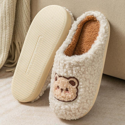 Détail de la texture douce et moelleuse des chaussons en peluche