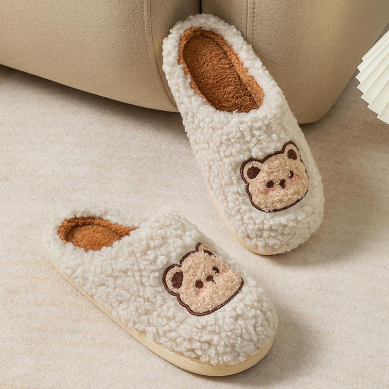 Chaussons beige en peluche avec motif ourson brodé sur le dessus