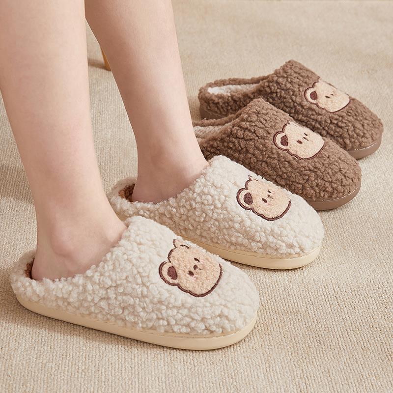 Chaussons en peluche beige, intérieur doux et confortable pour adultes