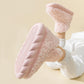 Chaussons en peluche rose pastel avec design montant