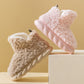Gros plan sur la texture douce Pilou Pilou des chaussons