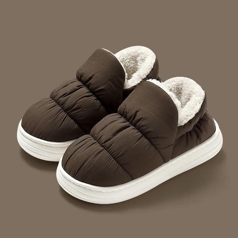 Chaussons marron rembourrés avec doublure en fausse fourrure blanche