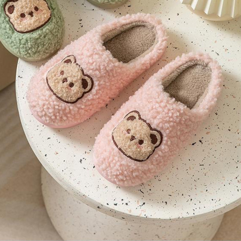 Chaussons roses en peluche avec motif ourson sur l'avant