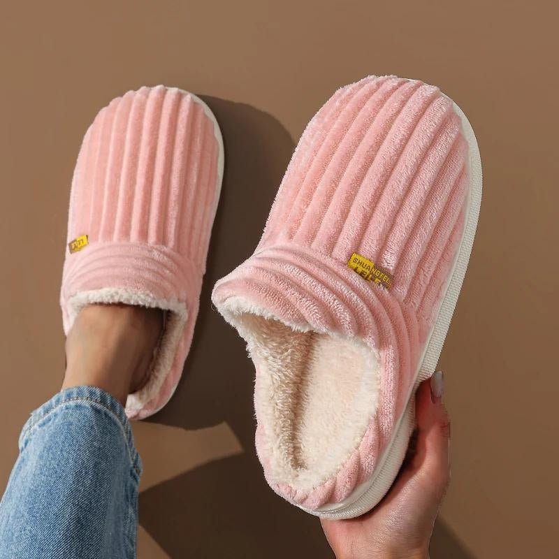 Chaussons en polaire rose pour femme sur fond blanc