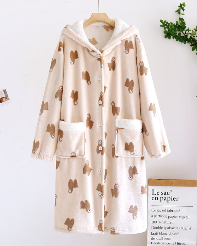 Détail des finitions de la chemise de nuit polaire