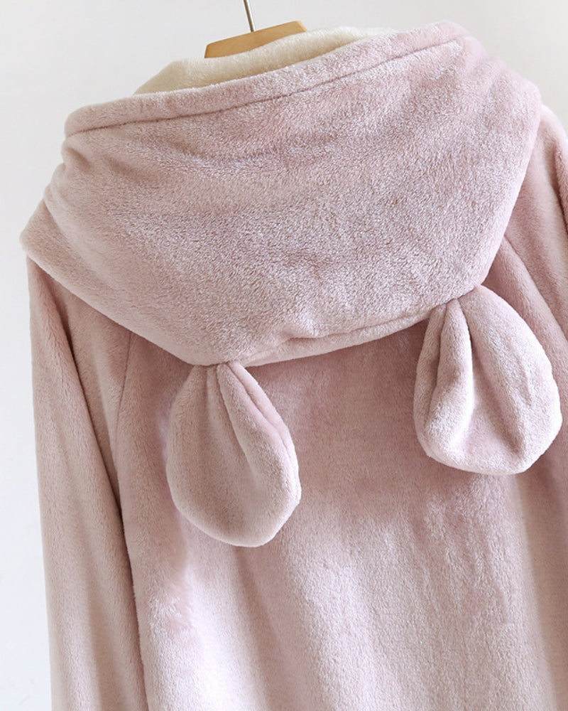 Vue de face de la chemise de nuit polaire rose
