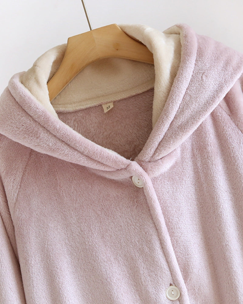 Détail des boutons et poches de la chemise de nuit