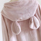 Capuche avec petites oreilles sur la chemise de nuit
