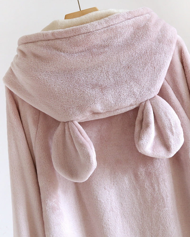Capuche avec petites oreilles sur la chemise de nuit