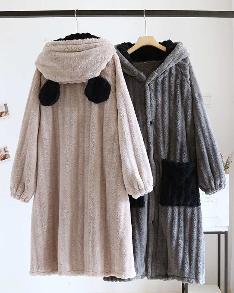 Vue de face de la chemise de nuit avec boutons