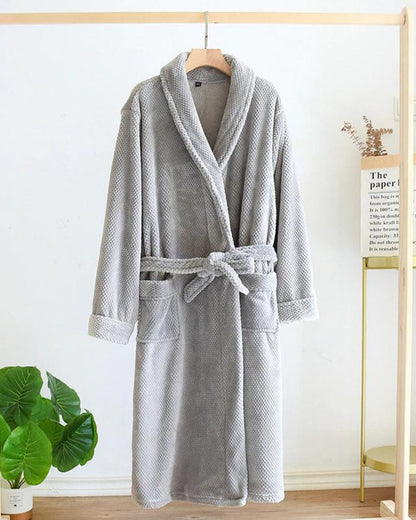 Vue de face d'une chemise de nuit ample pour homme