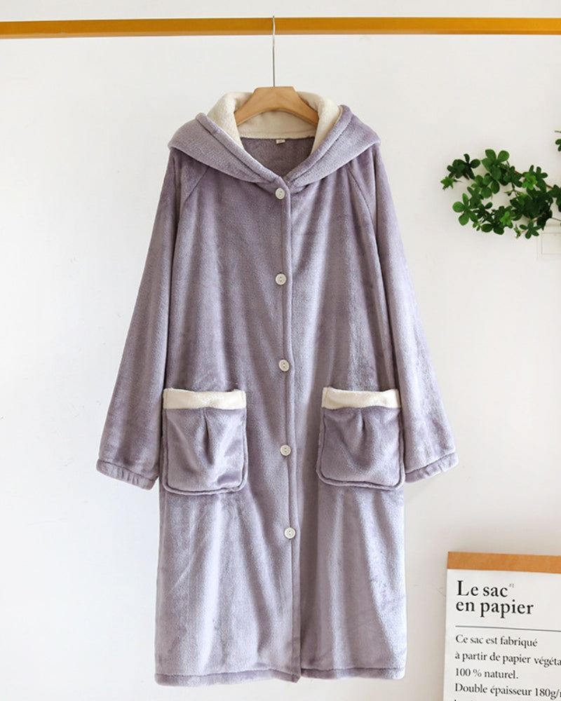 Vue de face de la chemise de nuit molletonnée violette