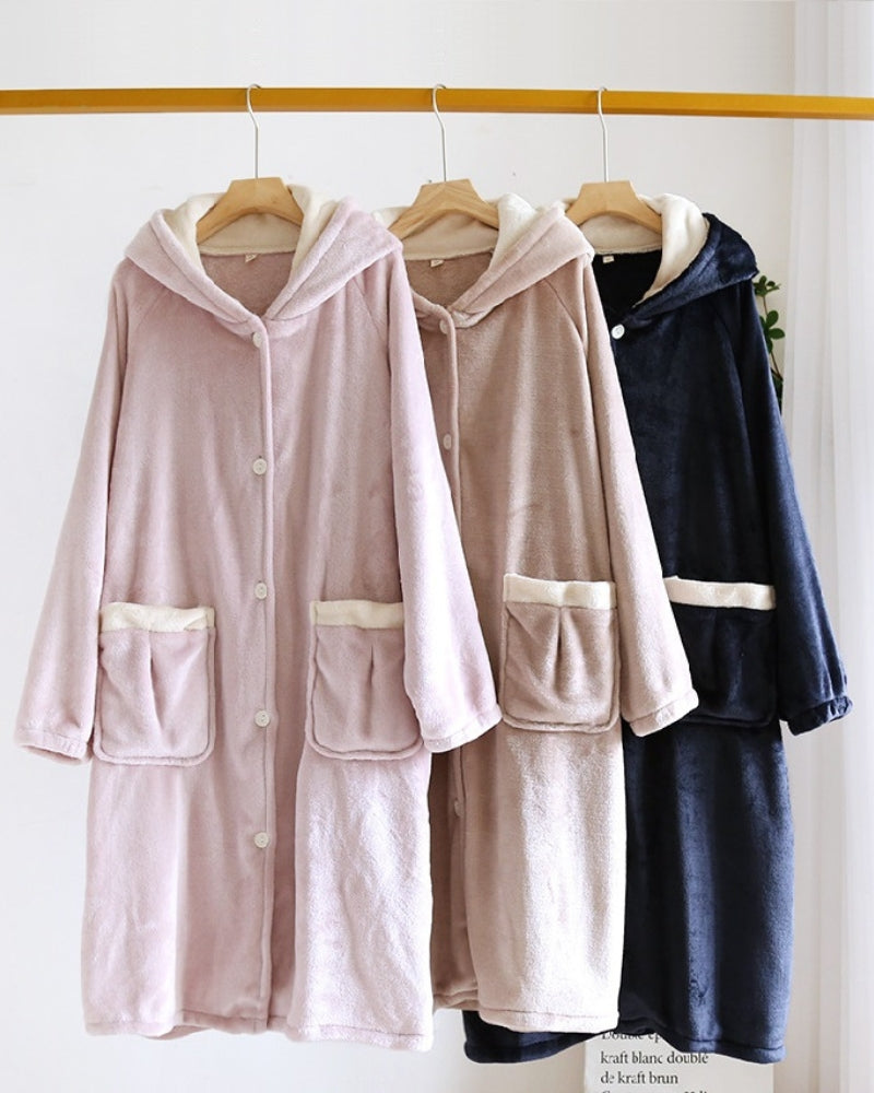 Chemise de nuit violette avec capuche et boutons visibles