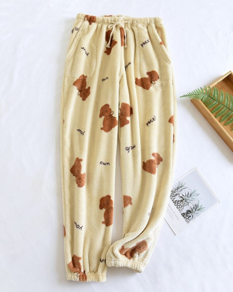 Détail des motifs chiens sur la chemise de nuit Pilou