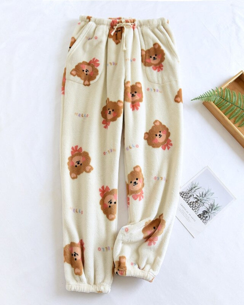 Détail des motifs oursons sur chemise de nuit enfant