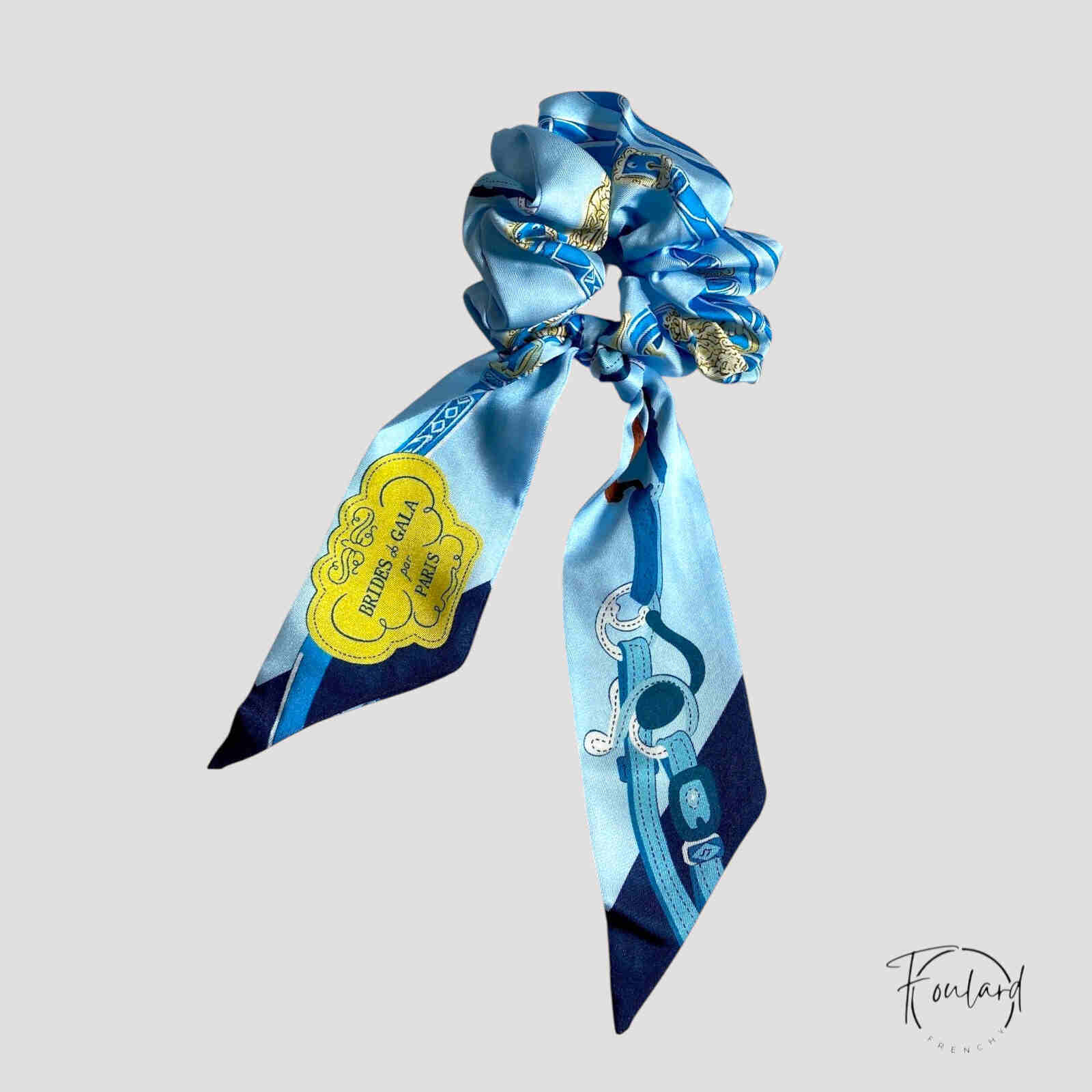 Chouchou foulard bleu avec motifs équestres dorés