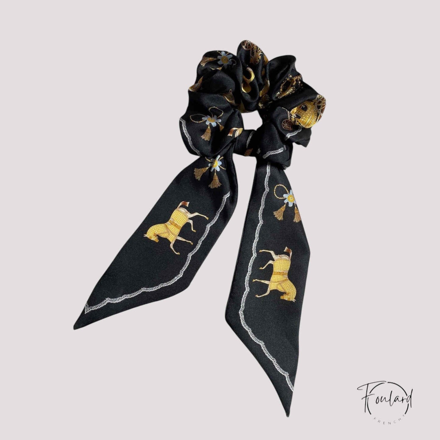 Chouchou foulard noir avec motifs chevaux dorés