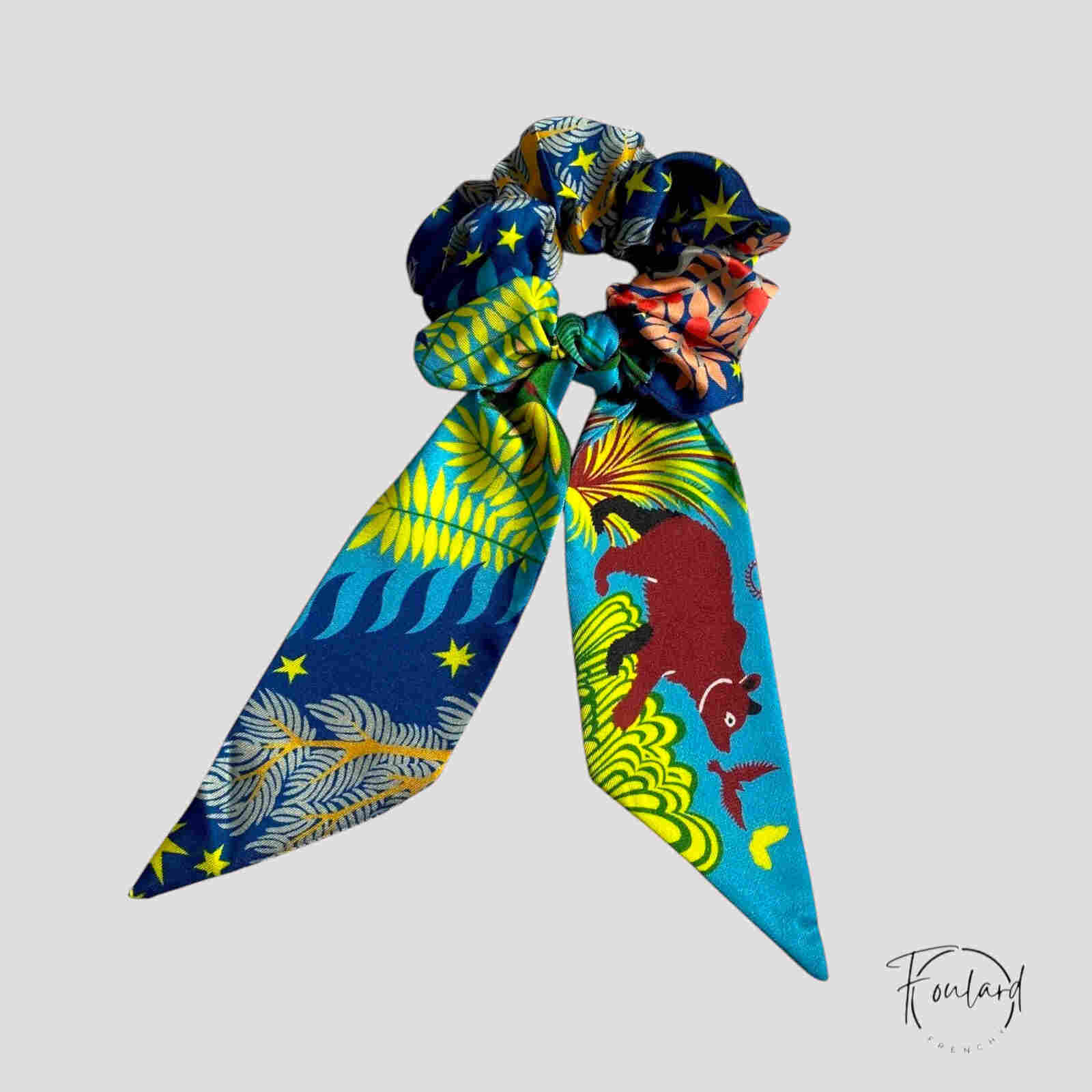 Chouchou foulard bleu avec motifs ours stylisé