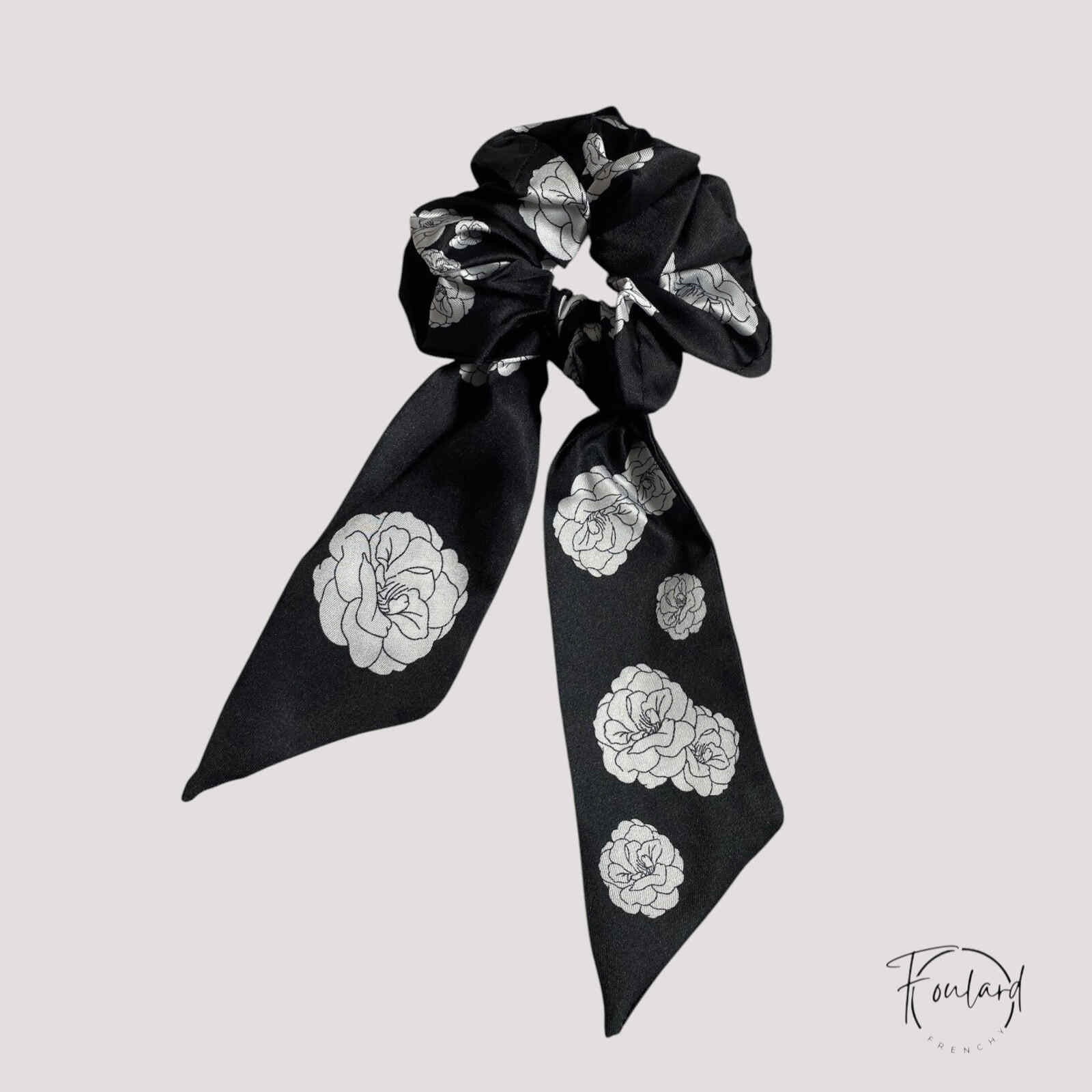Chouchou foulard noir à motifs floraux blancs contrastés