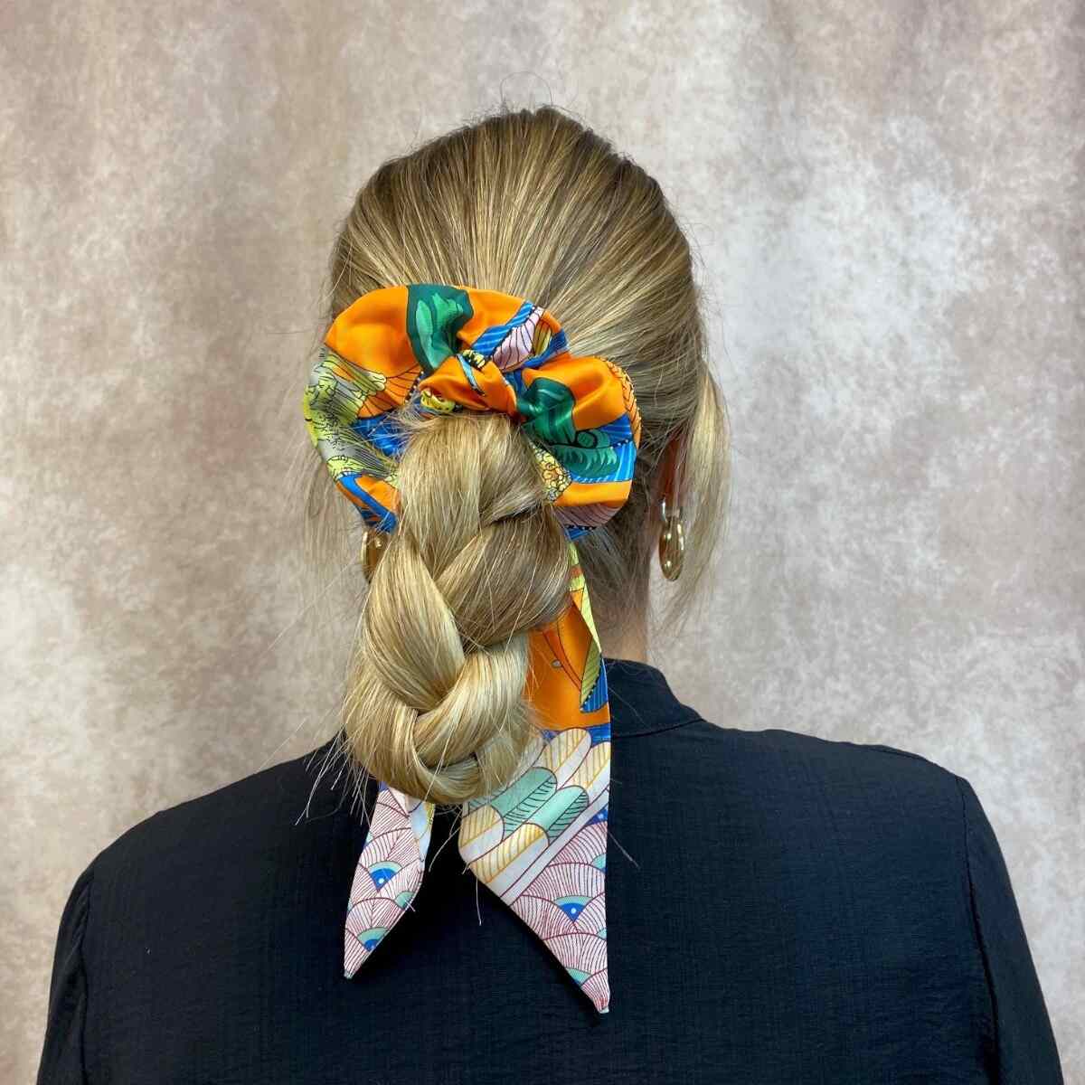 Chouchou foulard orange avec motifs tropicaux colorés