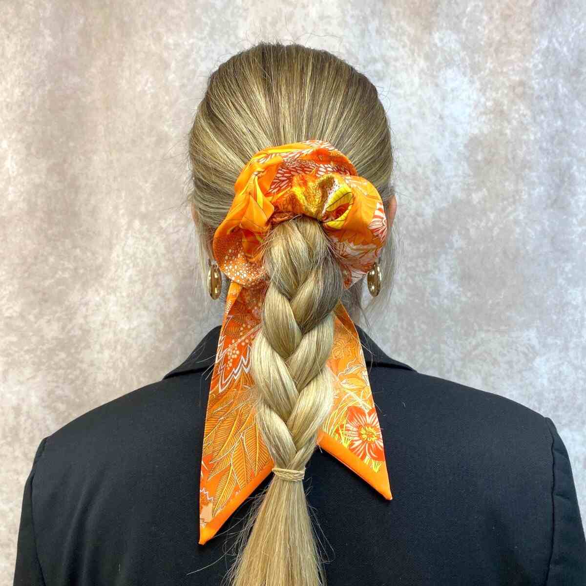 Accessoire cheveux orange soyeux avec motifs savane