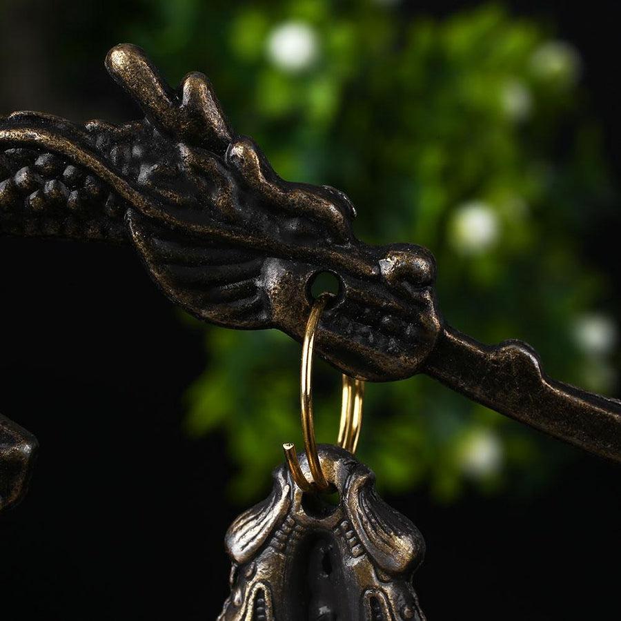 Vue rapprochée de la cloche en laiton, détails du dragon