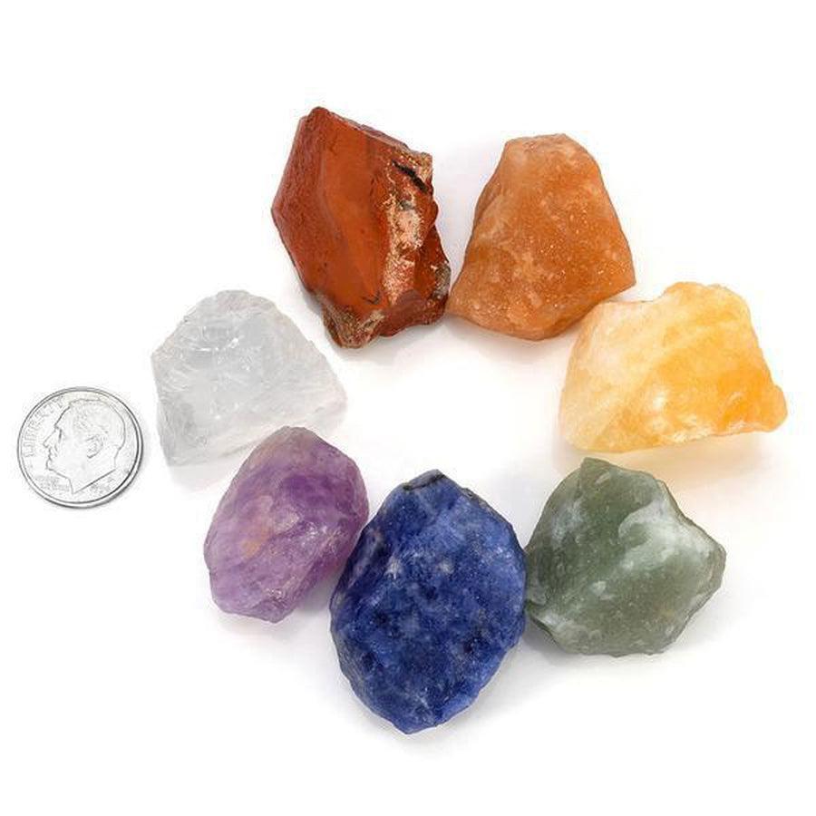 Coffret ouvert avec sept pierres brutes colorées