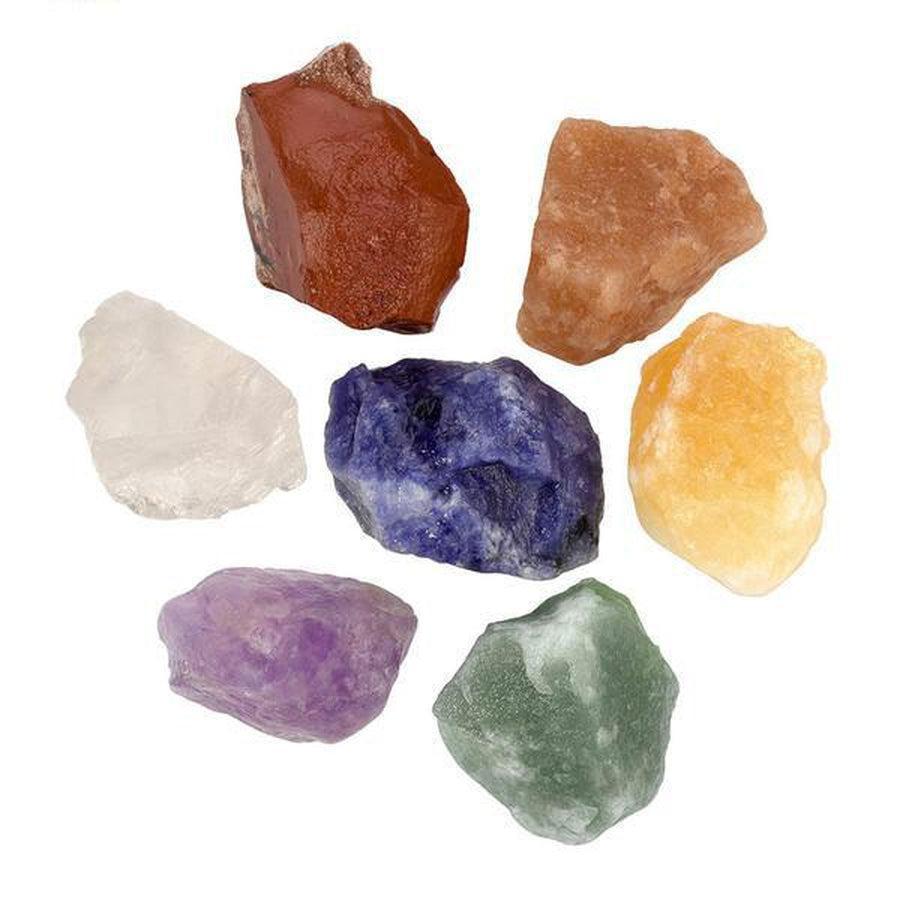 Ensemble de pierres chakras disposées sur une table