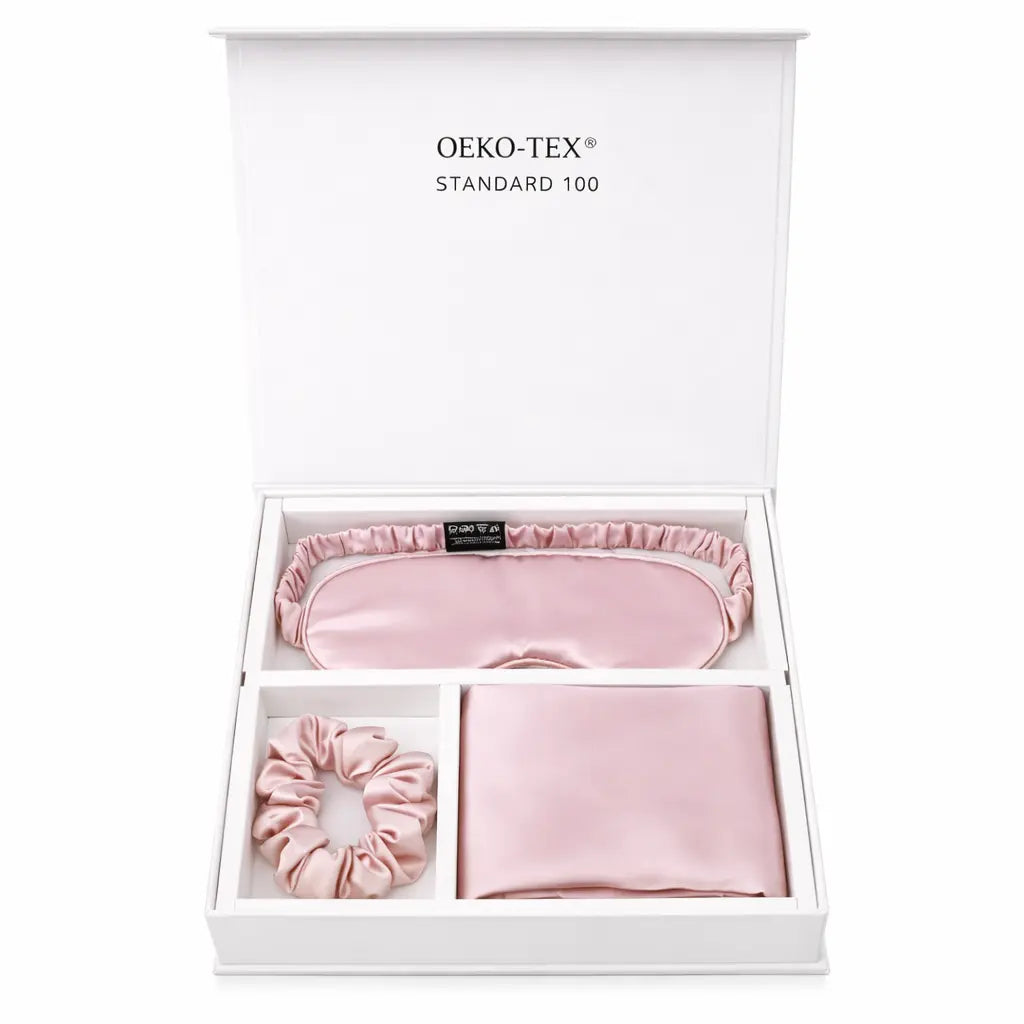 Coffret rose contenant des accessoires de nuit en soie