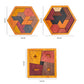 Vue rapprochée d'un tangram en bois avec pièces colorées