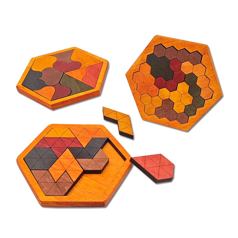 Collection de tangrams en bois hexagonaux sur fond blanc