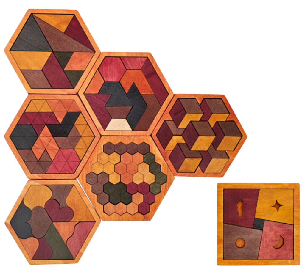 Tangram en bois avec motifs géométriques sur table
