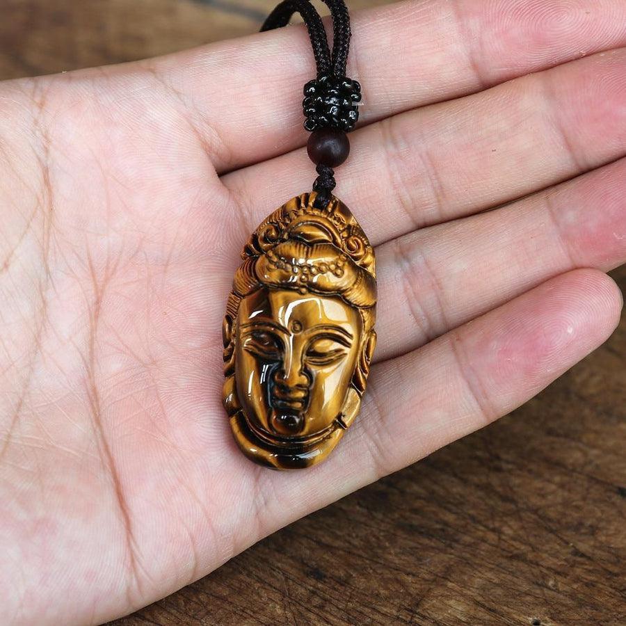 Détail du pendentif Guanyin en Œil de tigre avec perles