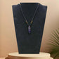 Collier avec pendentif en fluorite mauve sur fond blanc