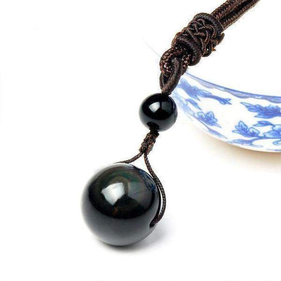 Collier en obsidienne avec reflets multicolores sur fond blanc