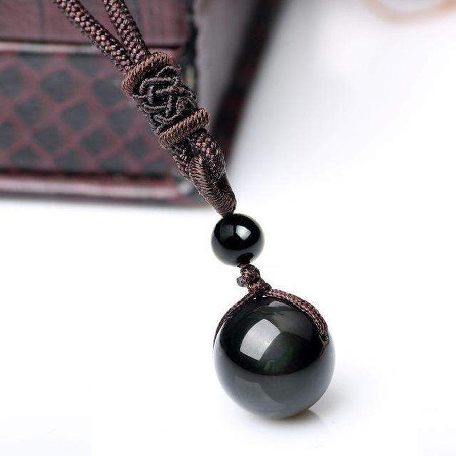 Collier obsidienne sur fond noir, mettant en valeur les reflets