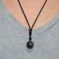 Vue latérale du collier obsidienne, détails des reflets violets