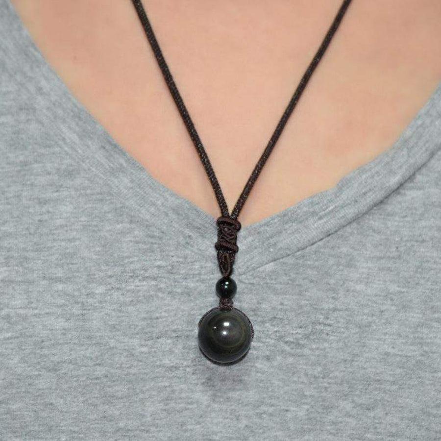 Vue latérale du collier obsidienne, détails des reflets violets