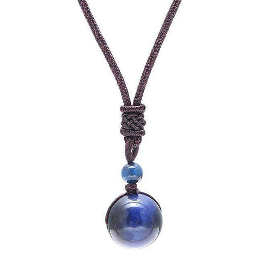 Gros plan sur le pendentif en œil-de-tigre bleu du collier