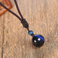 Collier avec pendentif en œil-de-tigre bleu sur fond blanc
