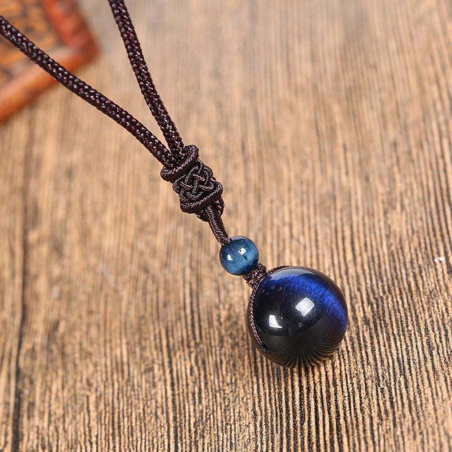 Collier avec pendentif en œil-de-tigre bleu sur fond blanc