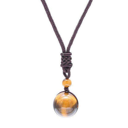 Détail du pendentif en œil-de-tigre sur corde tressée noire