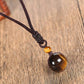 Collier en macramé avec pendentif œil-de-tigre à deux billes