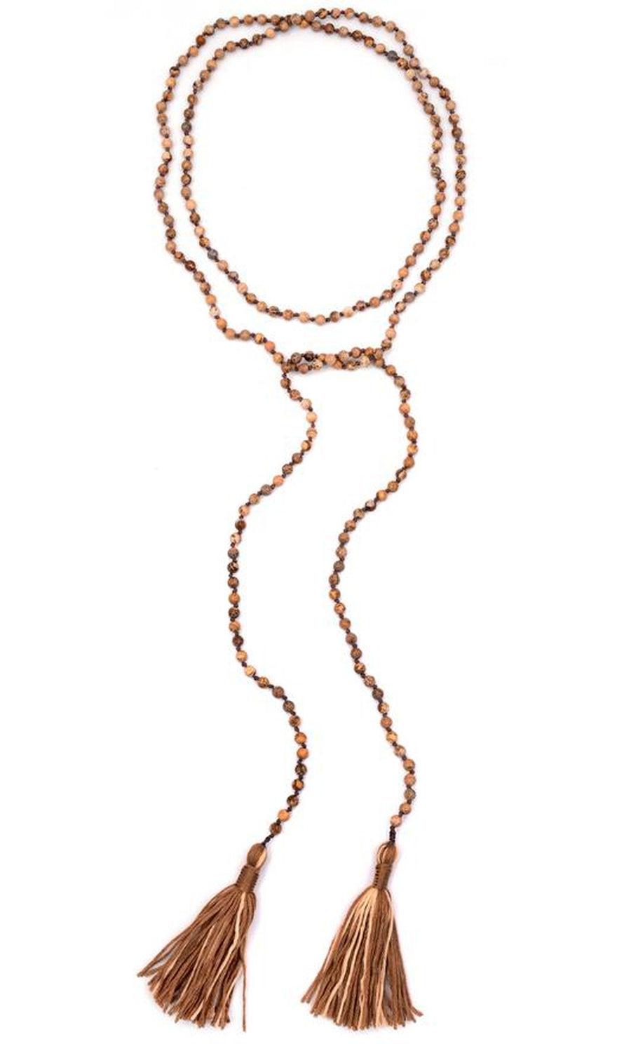Collier en agate avec pompons, vue de face