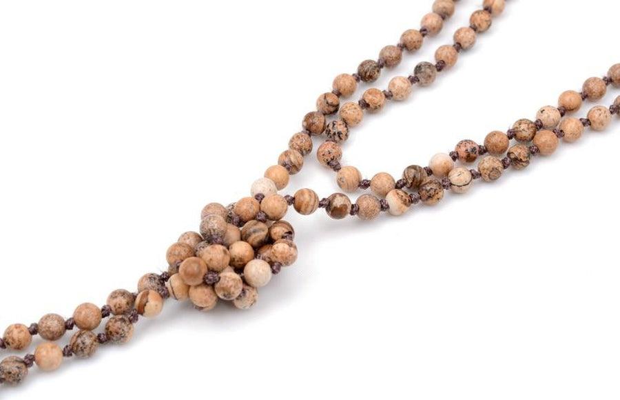 Détail des perles d'agate et pompons colorés