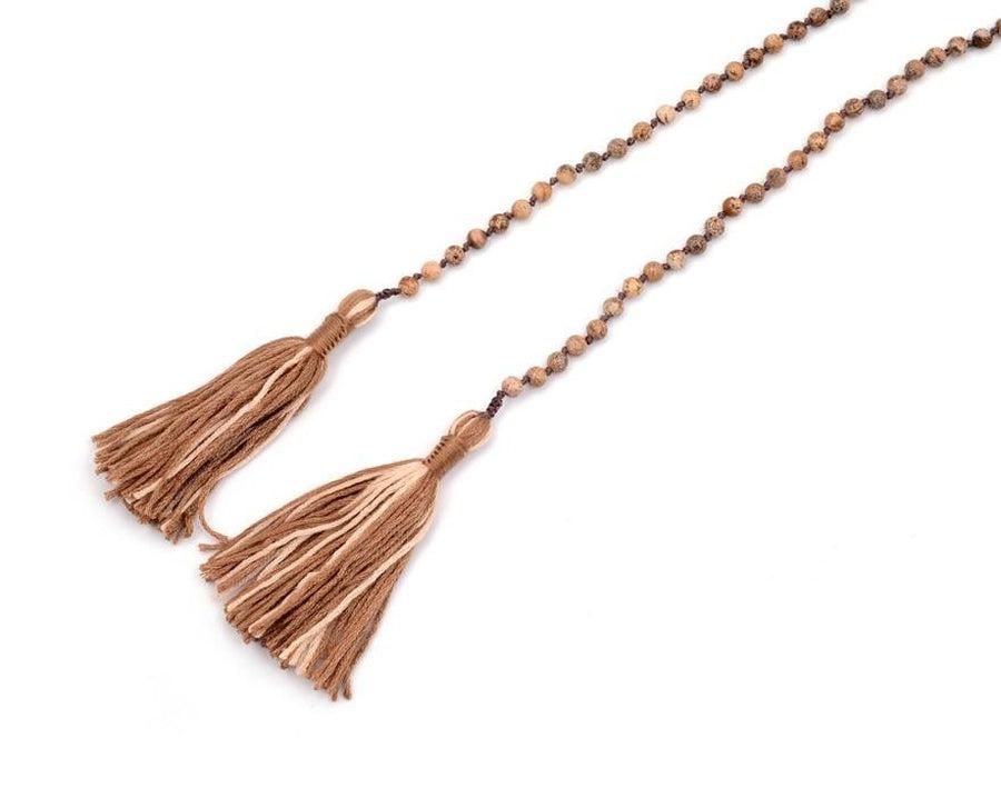 Collier bohème enroulé, perles et pompons visibles