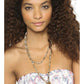 Gros plan sur les pompons du collier en agate